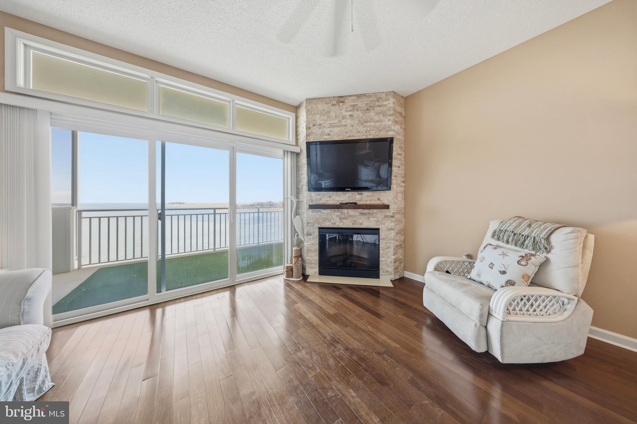 HARBOUR LIGHT CONDOS - Residential