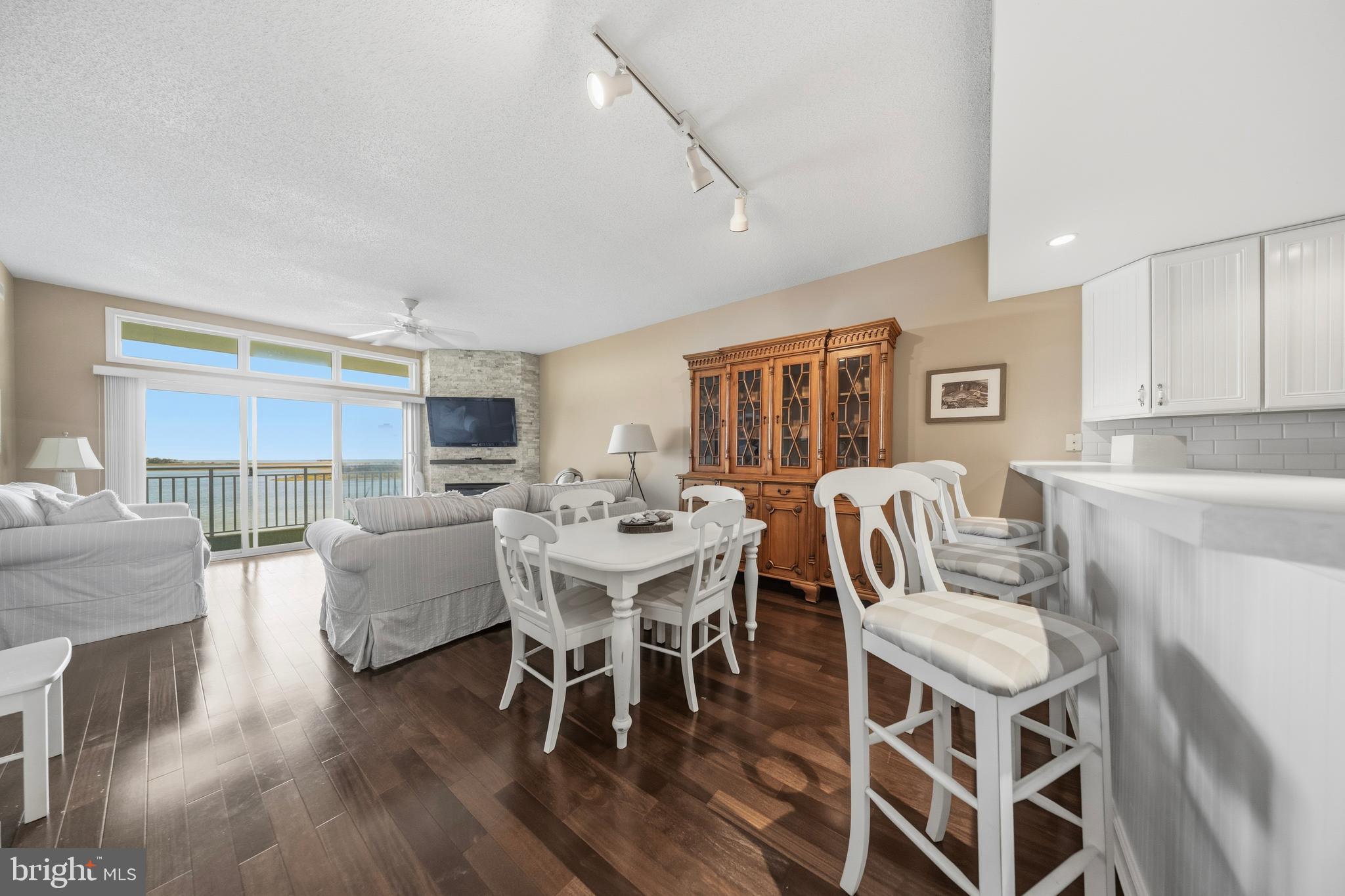 HARBOUR LIGHT CONDOS - Residential