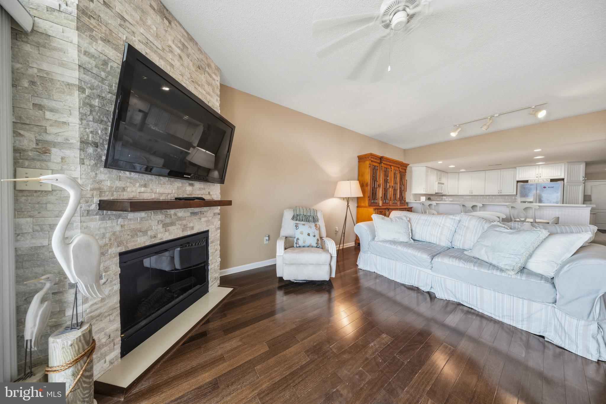 HARBOUR LIGHT CONDOS - Residential