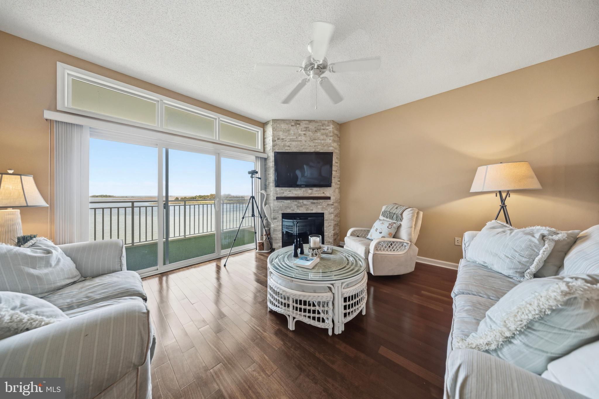 HARBOUR LIGHT CONDOS - Residential