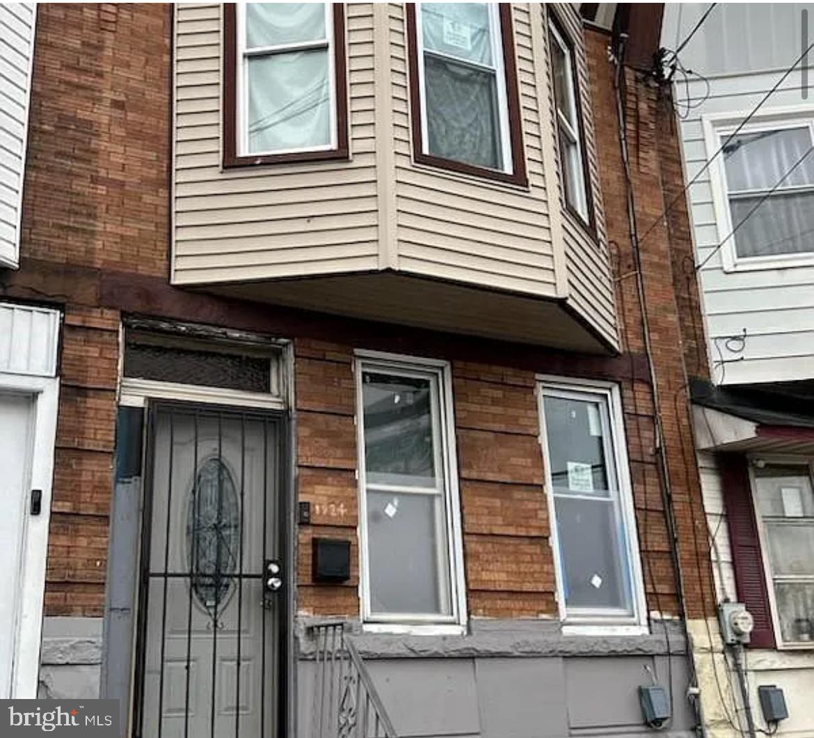There are squatters occuping the property. Already started eviction process. This is a unapproved short sale.
 Nice large home. Just needs some TLC. There is no showings for this property.