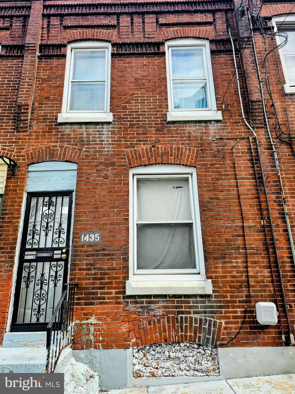 Estate-owned investment opportunity in Philadelphia’s Frankford section. Traditional 2-bedroom, 1-bath interior rowhome featuring a vestibule entry, living room, dining room, unfinished basement, and classic Philadelphia layout. Property requires full renovation and is being sold strictly as-is. Ideal for investors, contractors, developers, or buyers seeking a value-add opportunity. Strong upside potential for resale or long-term hold strategy. Buyer responsible for any and all certifications, inspections, and municipal requirements. Cash or renovation financing preferred.