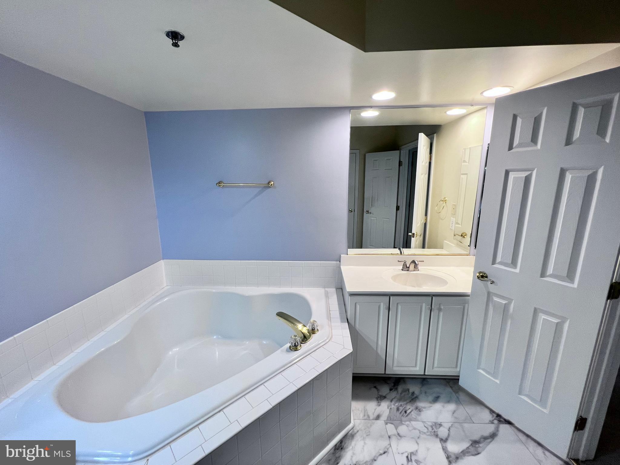 COURTHOUSE HILL - Residential Lease