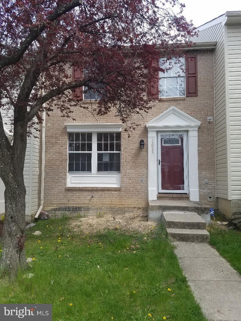 Spacious/updated 3 finished level interior townhouse with 3 bedrooms, 3.5 bathrooms, Fresh paint, new carpet, and floors, New SS appliances. Walkout basement with a full bathroom, nice flat backyard. Located in the Northeastern area of Prince William County, just a few miles of the Capital Beltway & Washington, DC.
