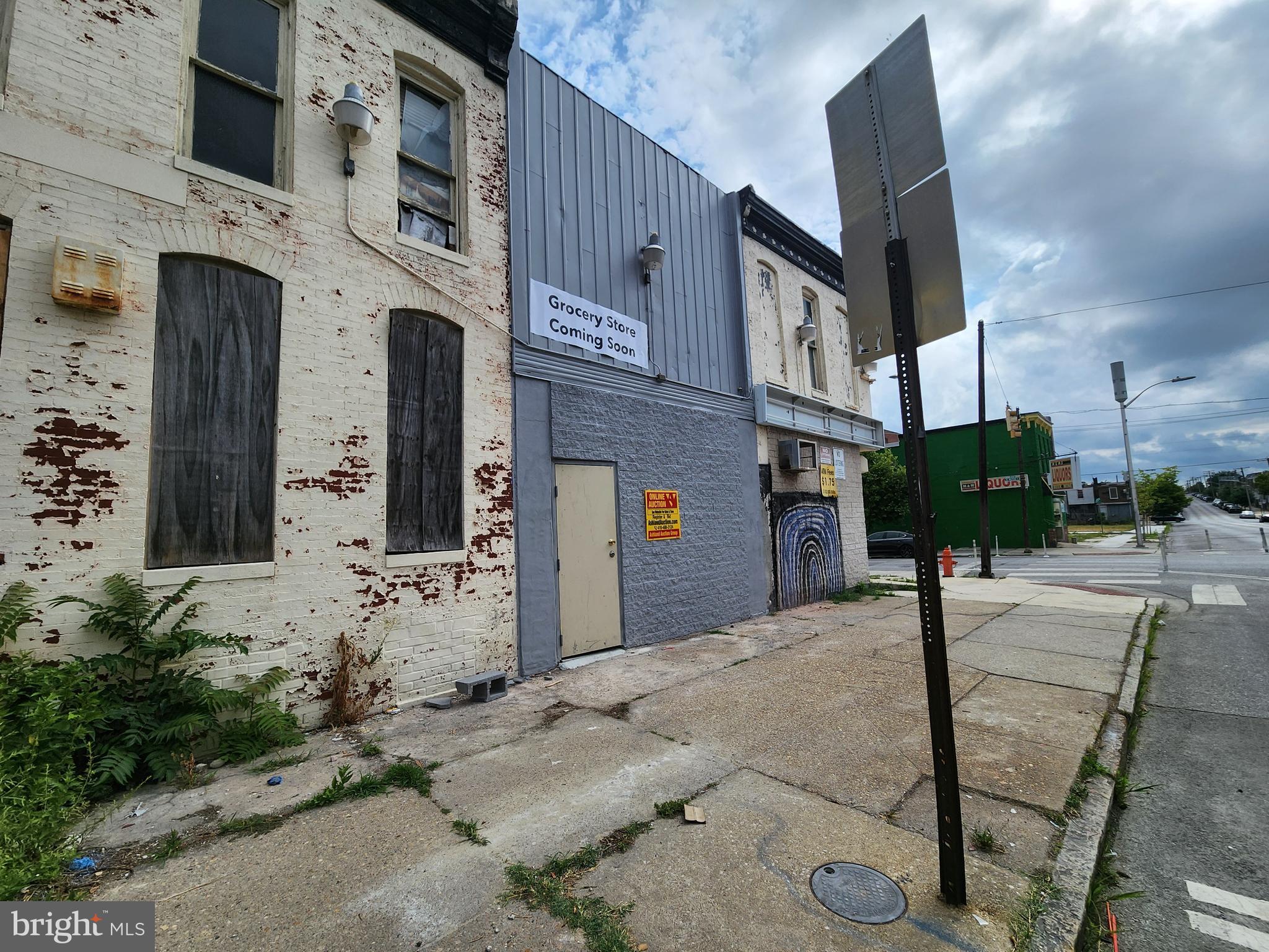 Main image without alt text