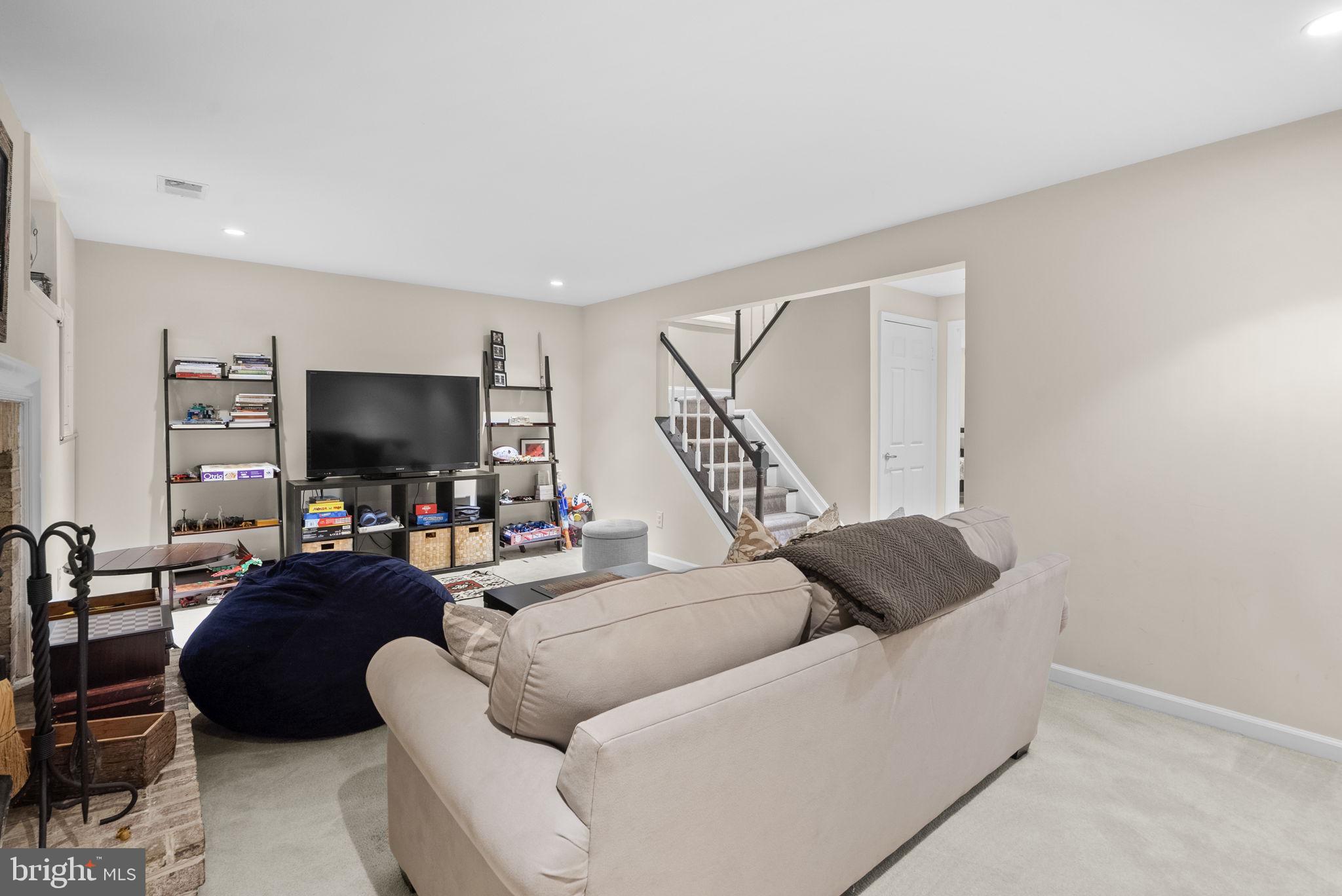 DUMONT OAKS - Residential