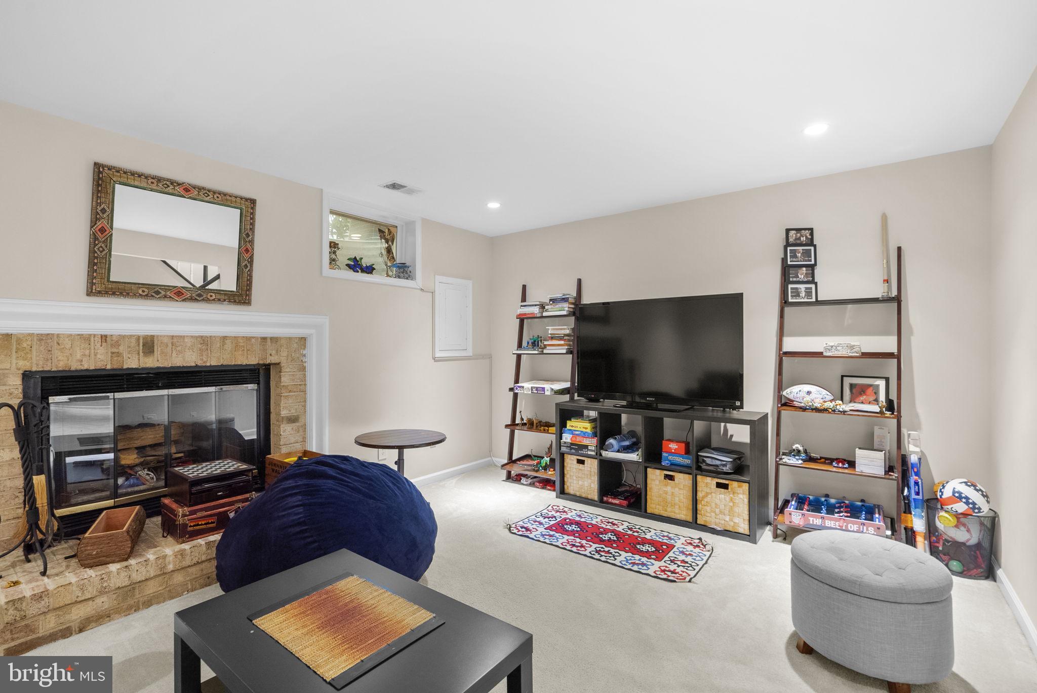 DUMONT OAKS - Residential