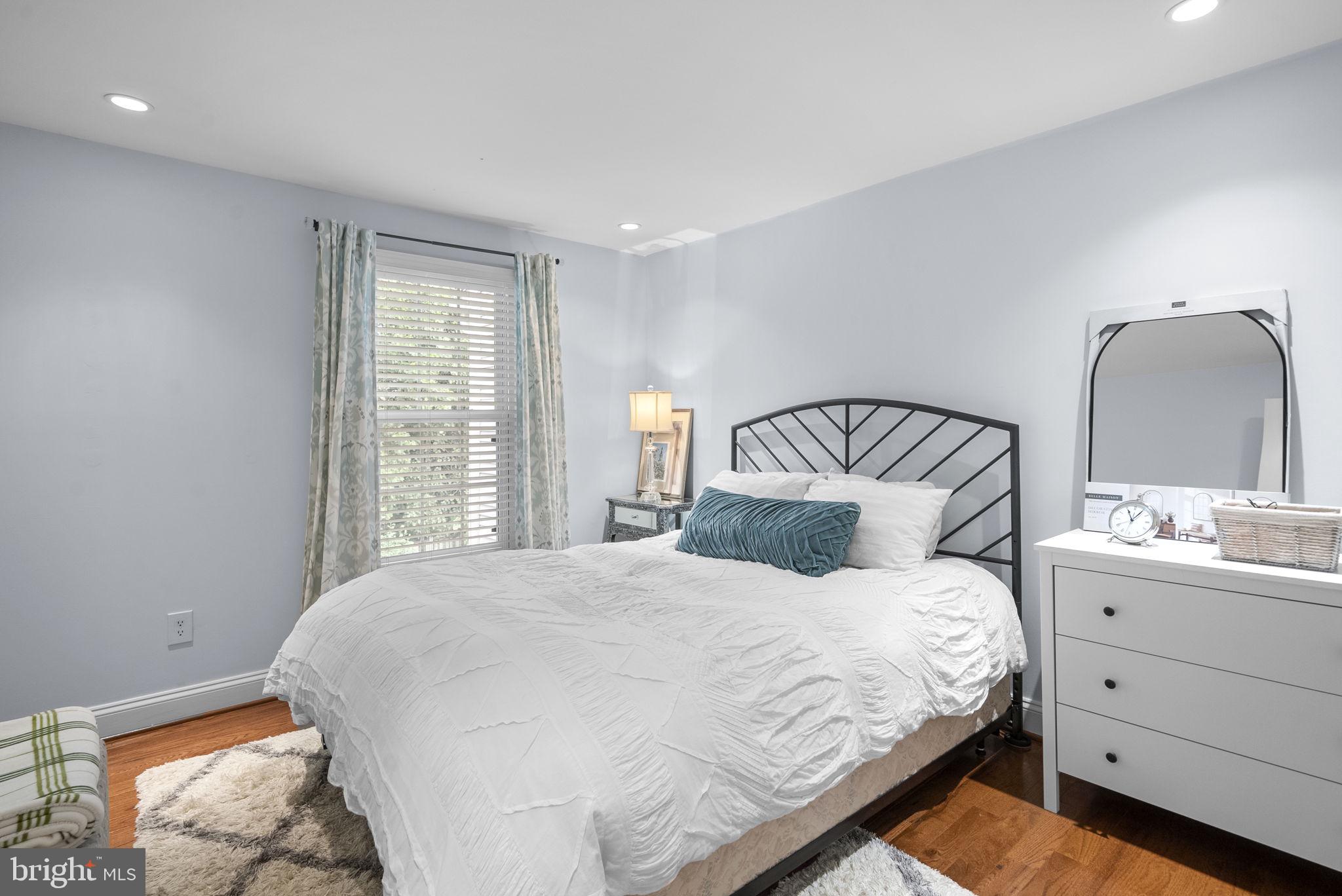DUMONT OAKS - Residential