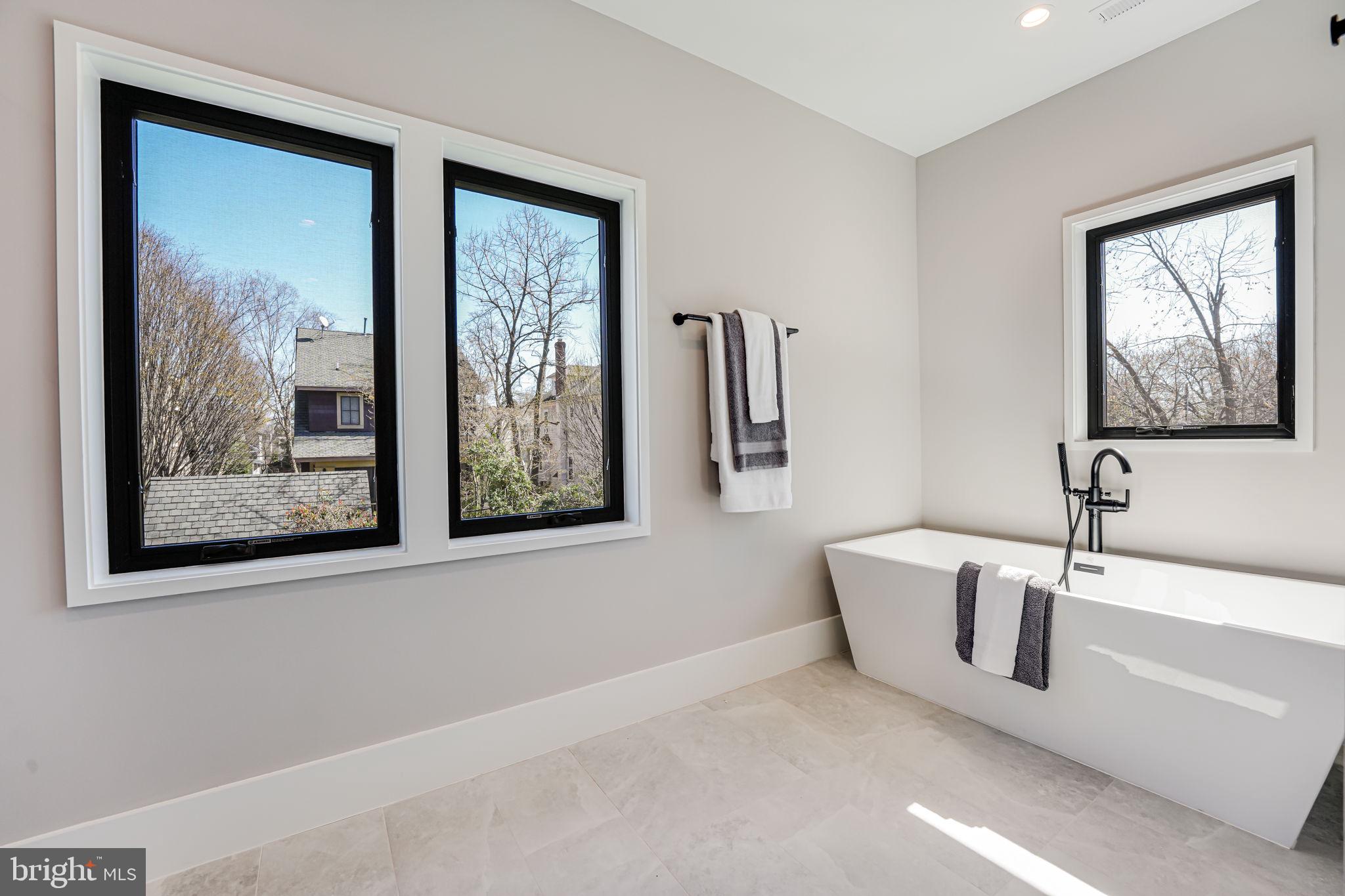 MOORES CLARENDON - Residential