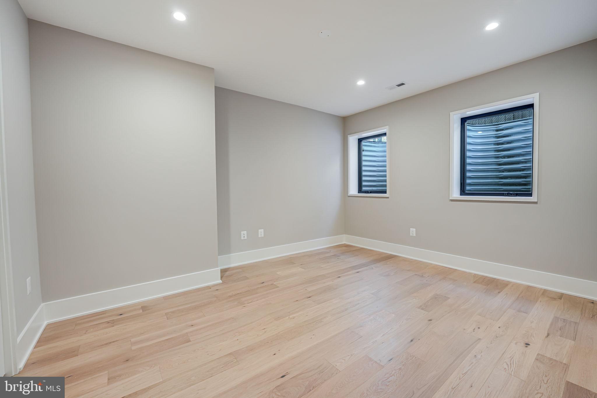 MOORES CLARENDON - Residential