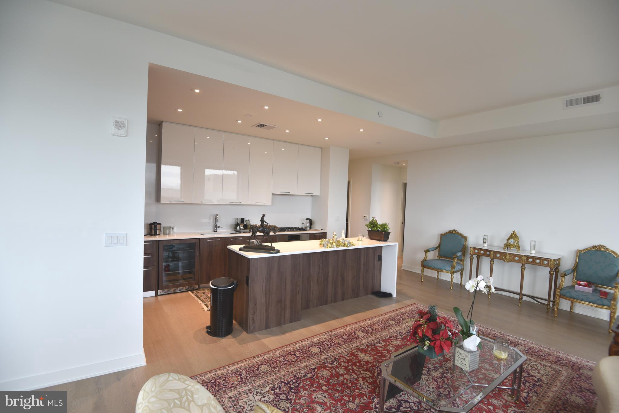 THE VERSE CONDO - Residential Lease