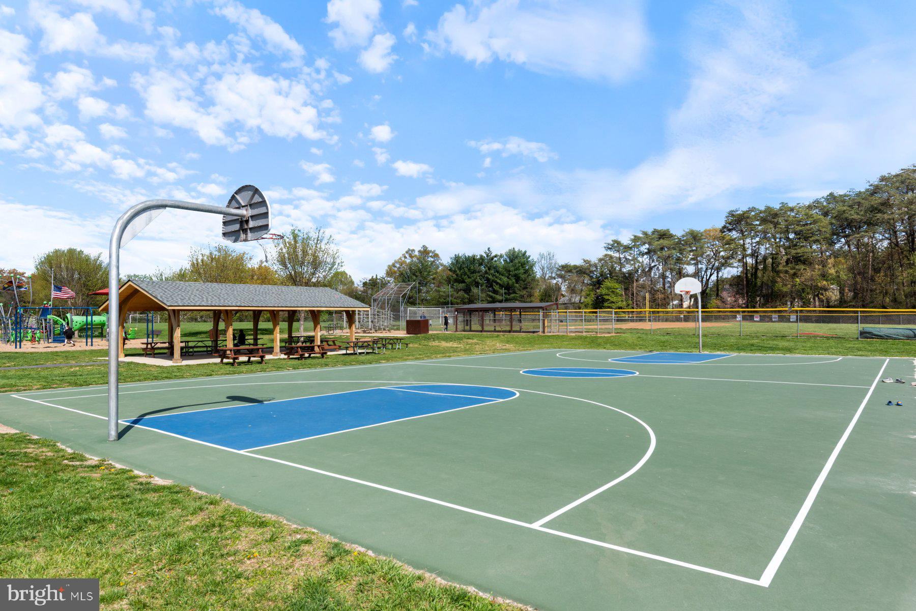 COURTS OF CHANDON - Residential Lease