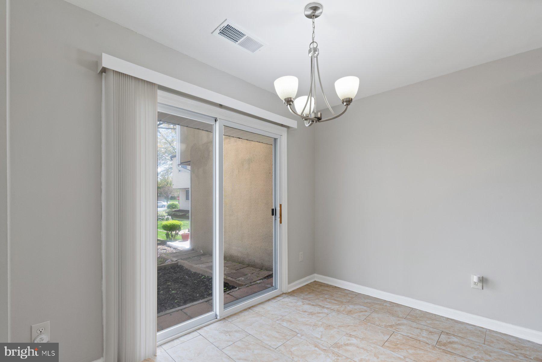 COURTS OF CHANDON - Residential Lease