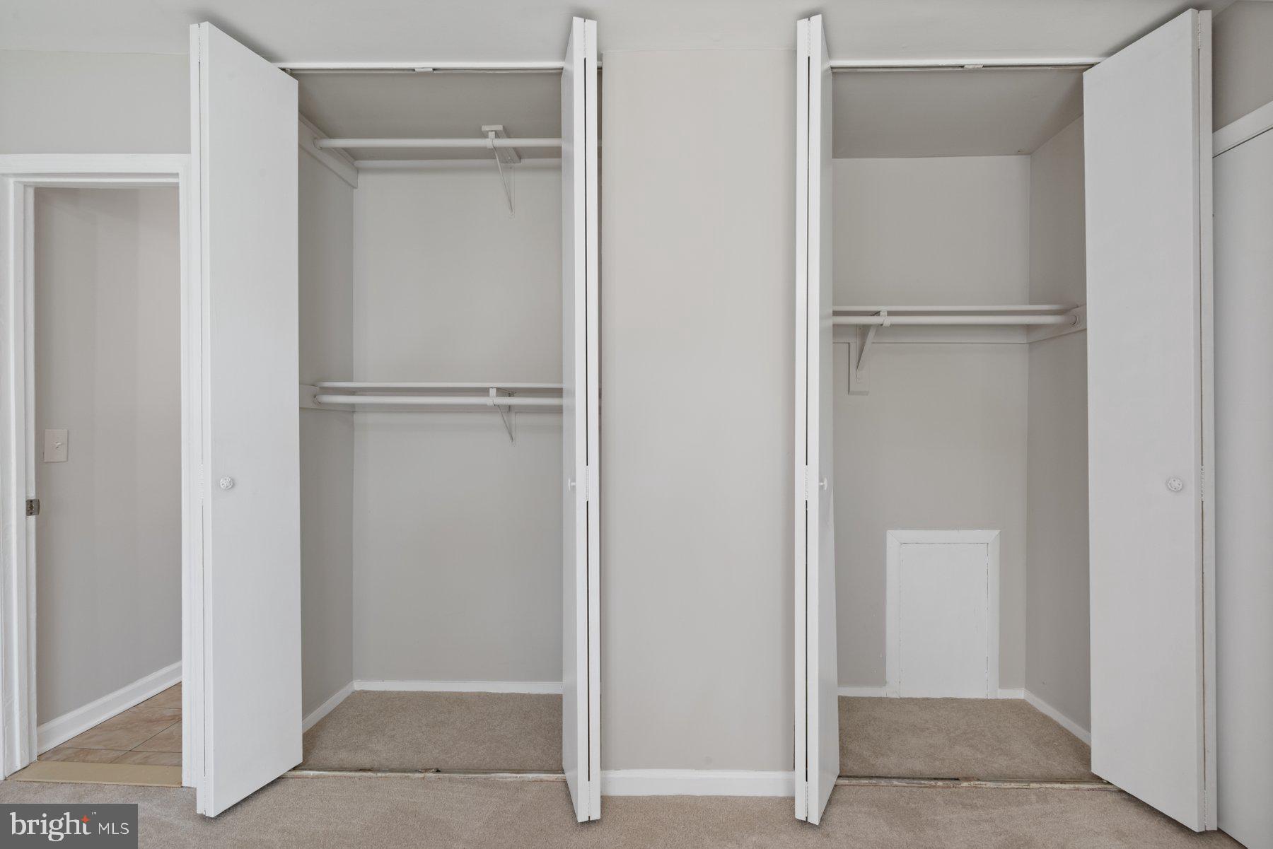 COURTS OF CHANDON - Residential Lease