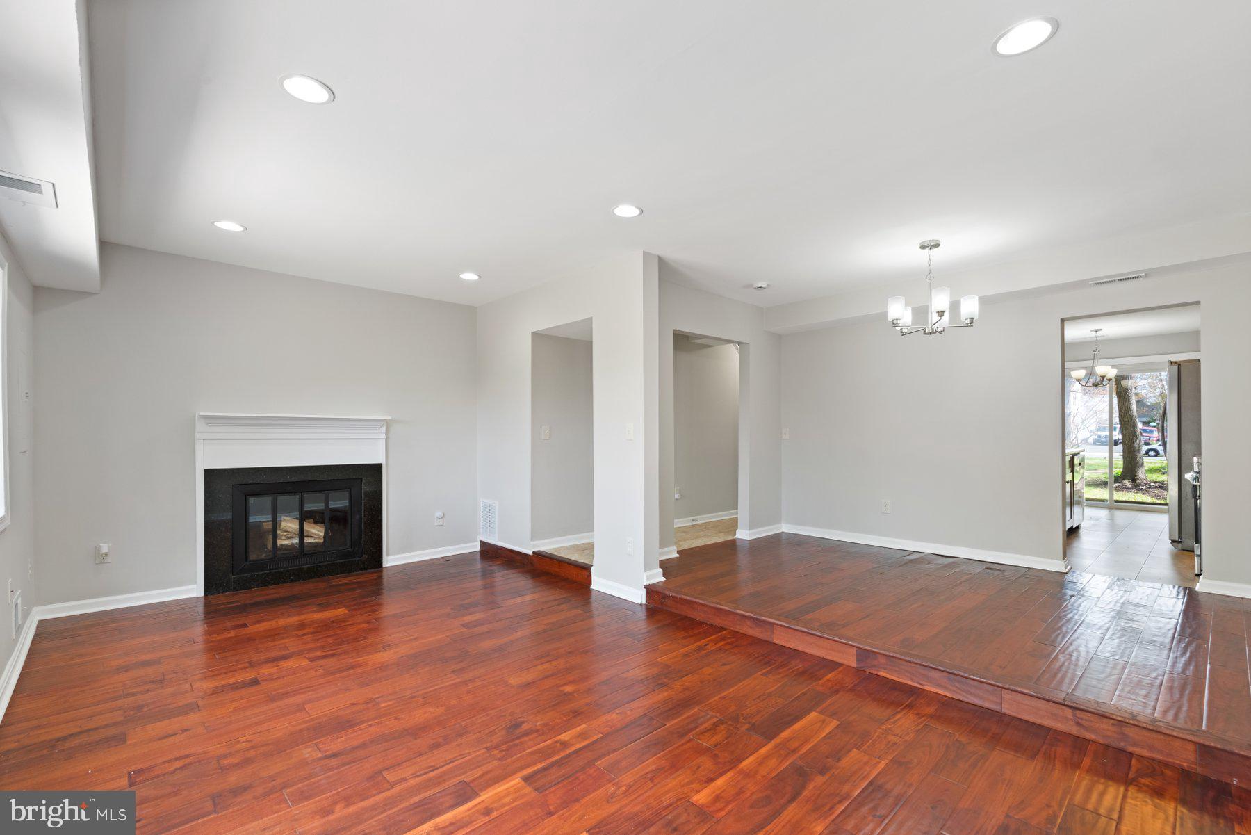 COURTS OF CHANDON - Residential Lease