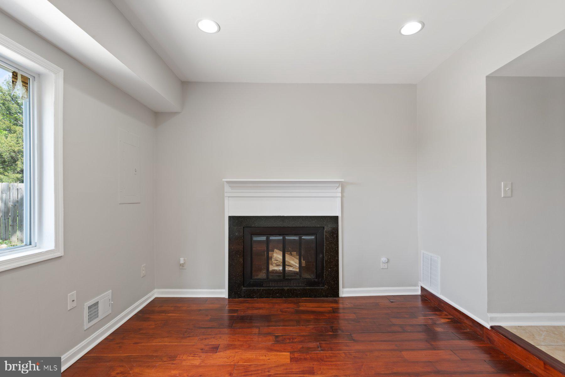 COURTS OF CHANDON - Residential Lease