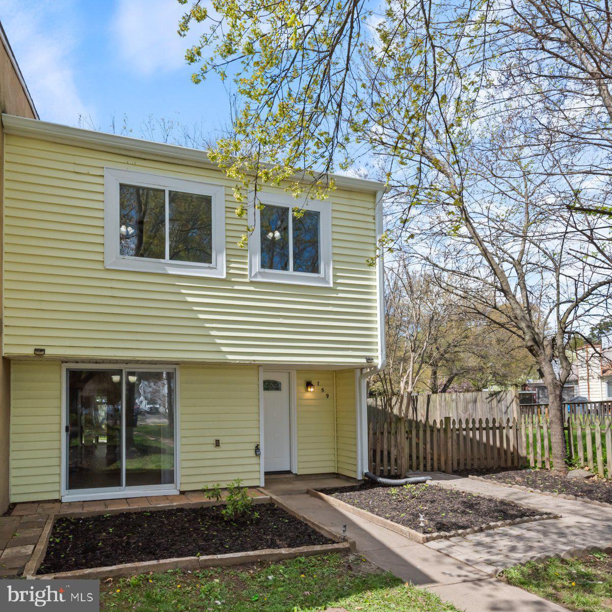 COURTS OF CHANDON - Residential Lease