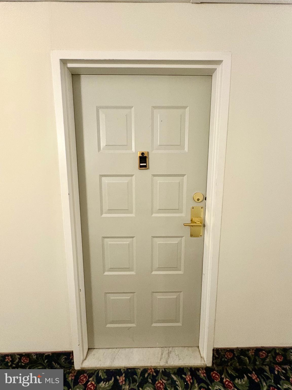 Fully remodeled luxury small 1 bedroom 1 bathroom unit , laundry in unit. Best school, Mclean High. Heart of Mclean, Best location.  Gym, Swimming Pool, tennis courts.   Water and Power included in condo fee.
