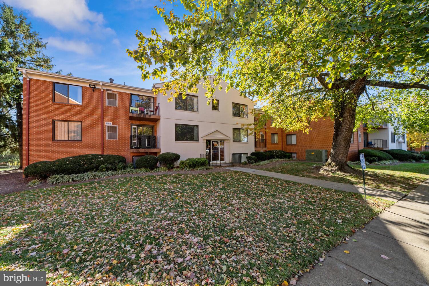 COUNTRY CLUB GREEN - Residential