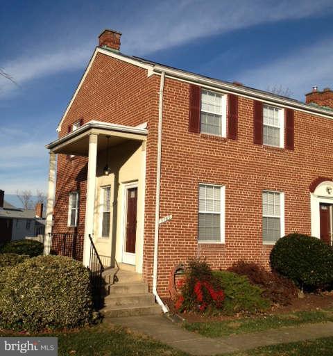 Wonderful, bright 3-level END townhouse in close-in Fairlington Towne! Approx 1235 sq ft of living space, granite & SS kitchen, new carpet/paint in early 2014. Lower lvl can be 3rd bedroom. Quick stroll to Bradlee shopping ctr, short hop onto 395 & Shirlington or the Pentagon, 5 mins down Rte 7 to Old Town Alex. Pet considered on a case by case basis.