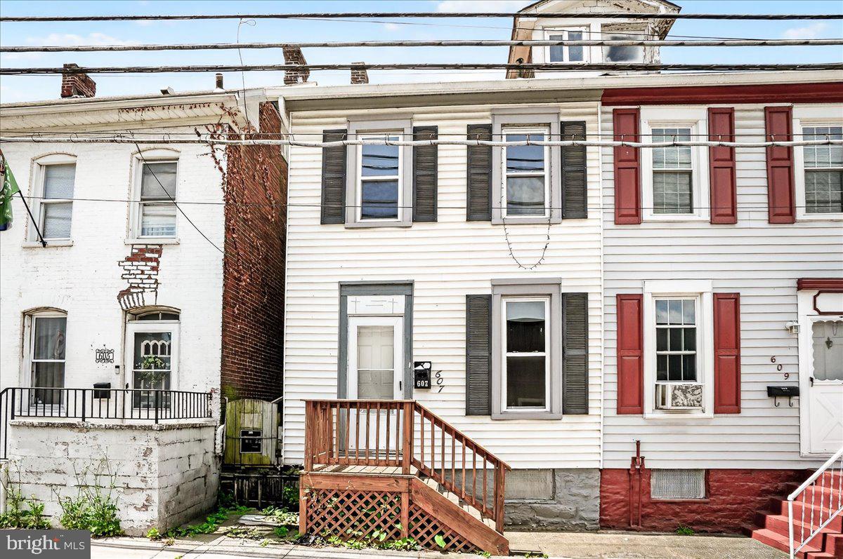 $1,775/month – Updated 4BR Home with Fenced Yard in Hagerstown
This quaint and updated 4-bedroom, 1-bath home at 607 Salem Ave offers comfortable living with a fully fenced backyard—perfect for relaxing or entertaining.

All applicants must show verifiable income equal to at least 2.5 times the monthly rent. The landlord will conduct a full credit review as part of the application process