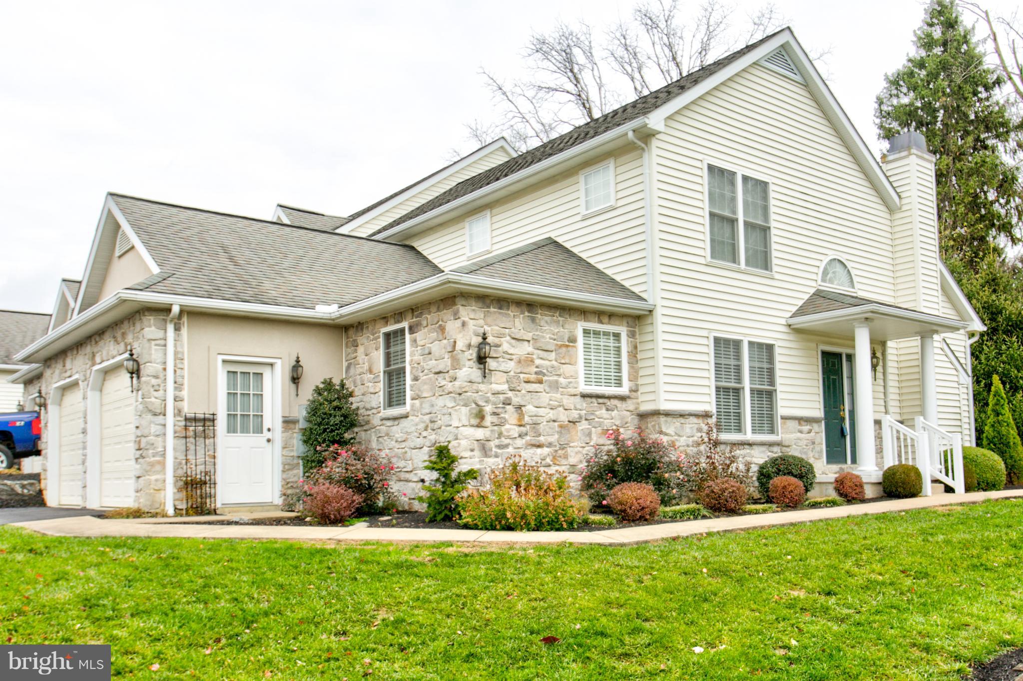 Private rear yard with concrete patio/maintenance-free living/granite tops & tile back splash in kitchen/1st floor master suite w/soaking tub & walk-in closet/big loft