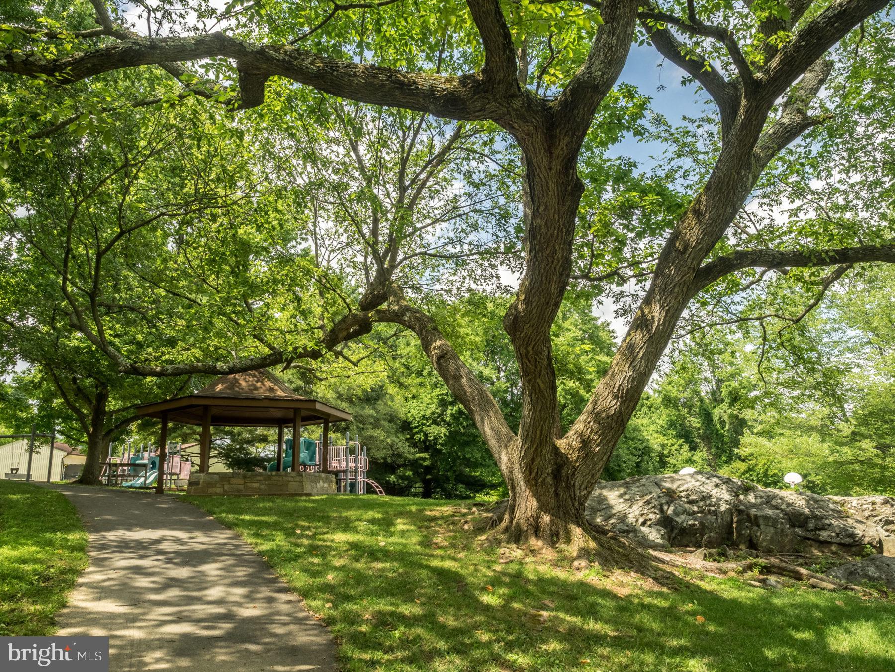 BROOKVILLE KNOLLS - Residential