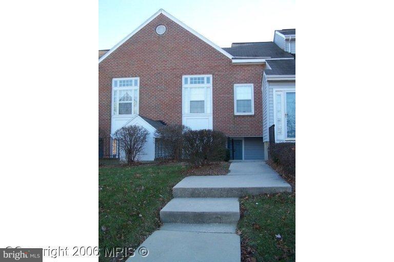 25% DISCOUNT ON 1st MONTHS RENT FOR LEASE SIGNED BEFORE NOVEMBER 1, 2014.  Lovely interior unit condo with many new upgrades and beautifully maintained.  Property has exterior storage in front and rear.  Ample room in this 2 bedroom, 1 3/4 bath home.  Unit will be professionally managed.