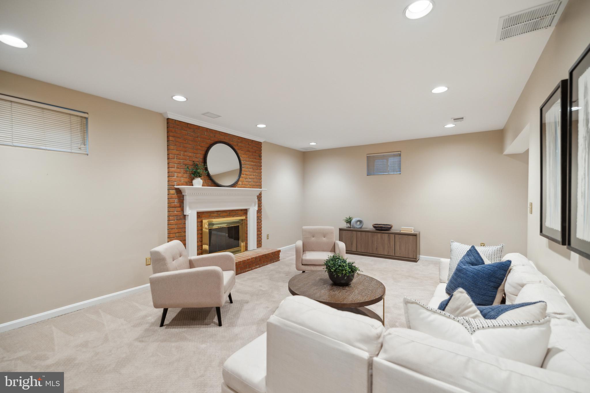 POTOMAC OUTSIDE - Residential