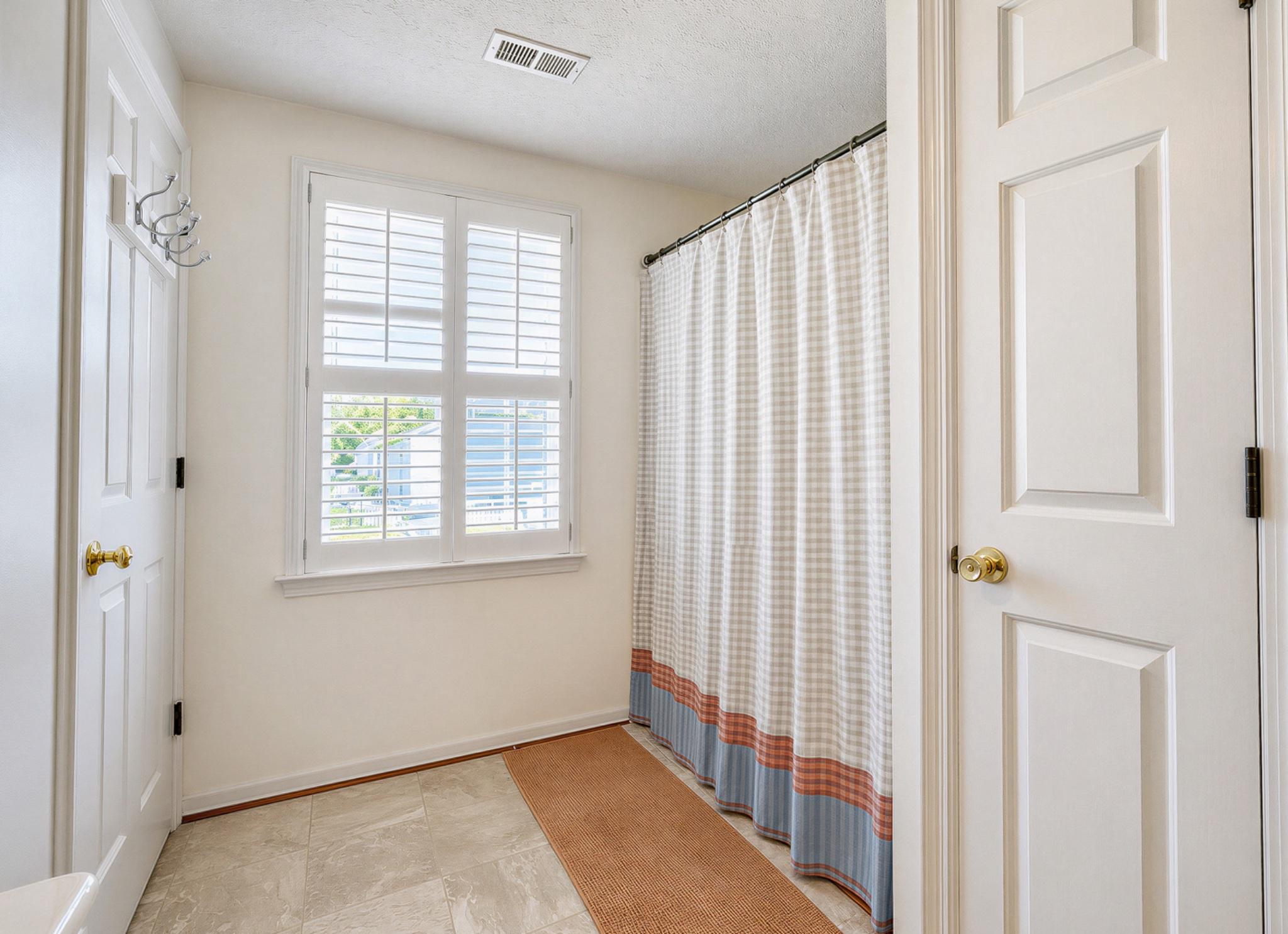 HUNTING QUARTERS - Residential