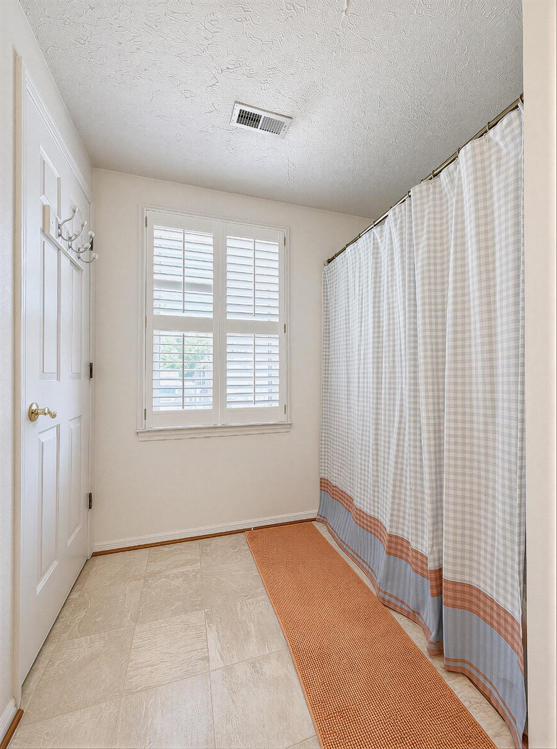 HUNTING QUARTERS - Residential