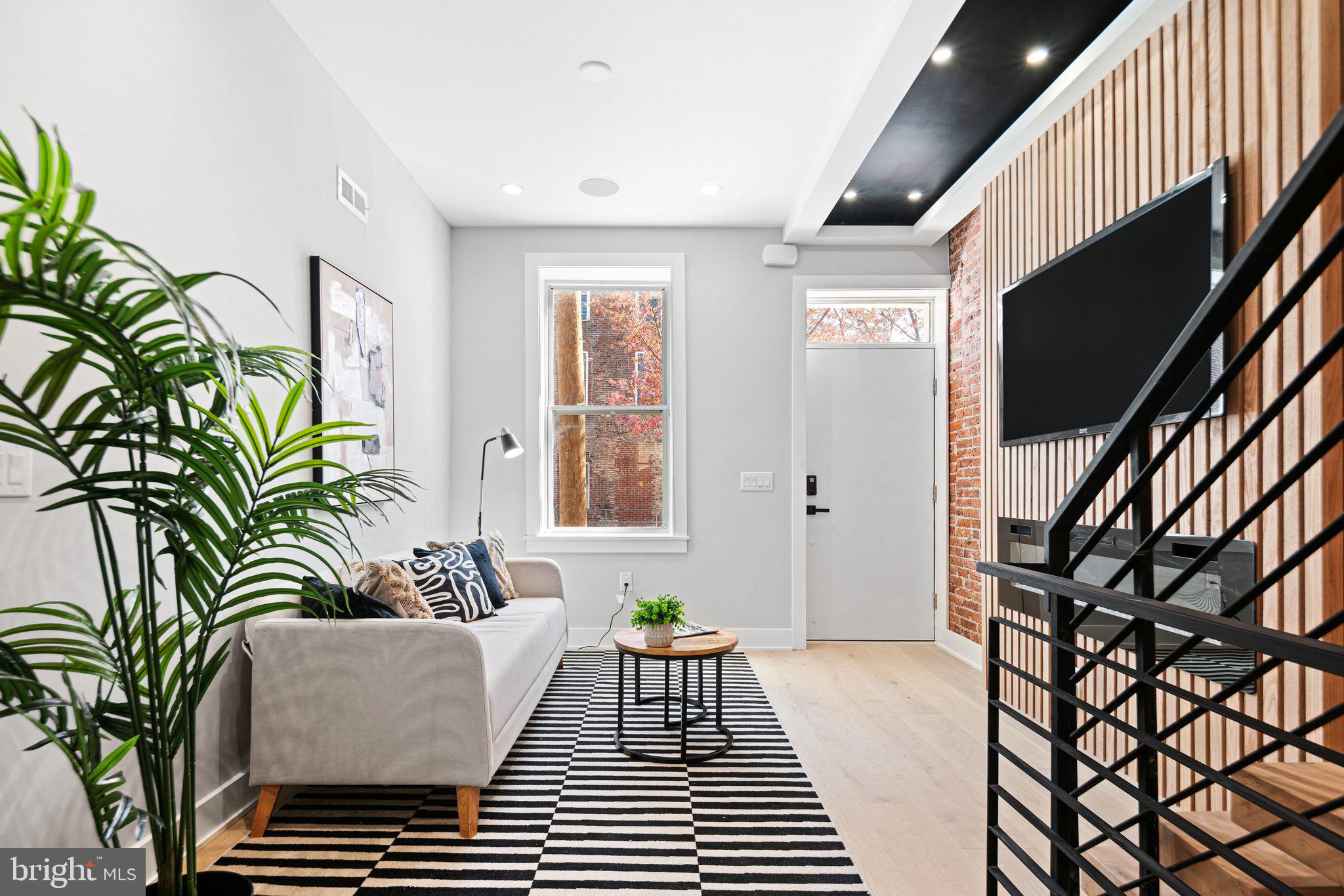 EAST KENSINGTON - Residential