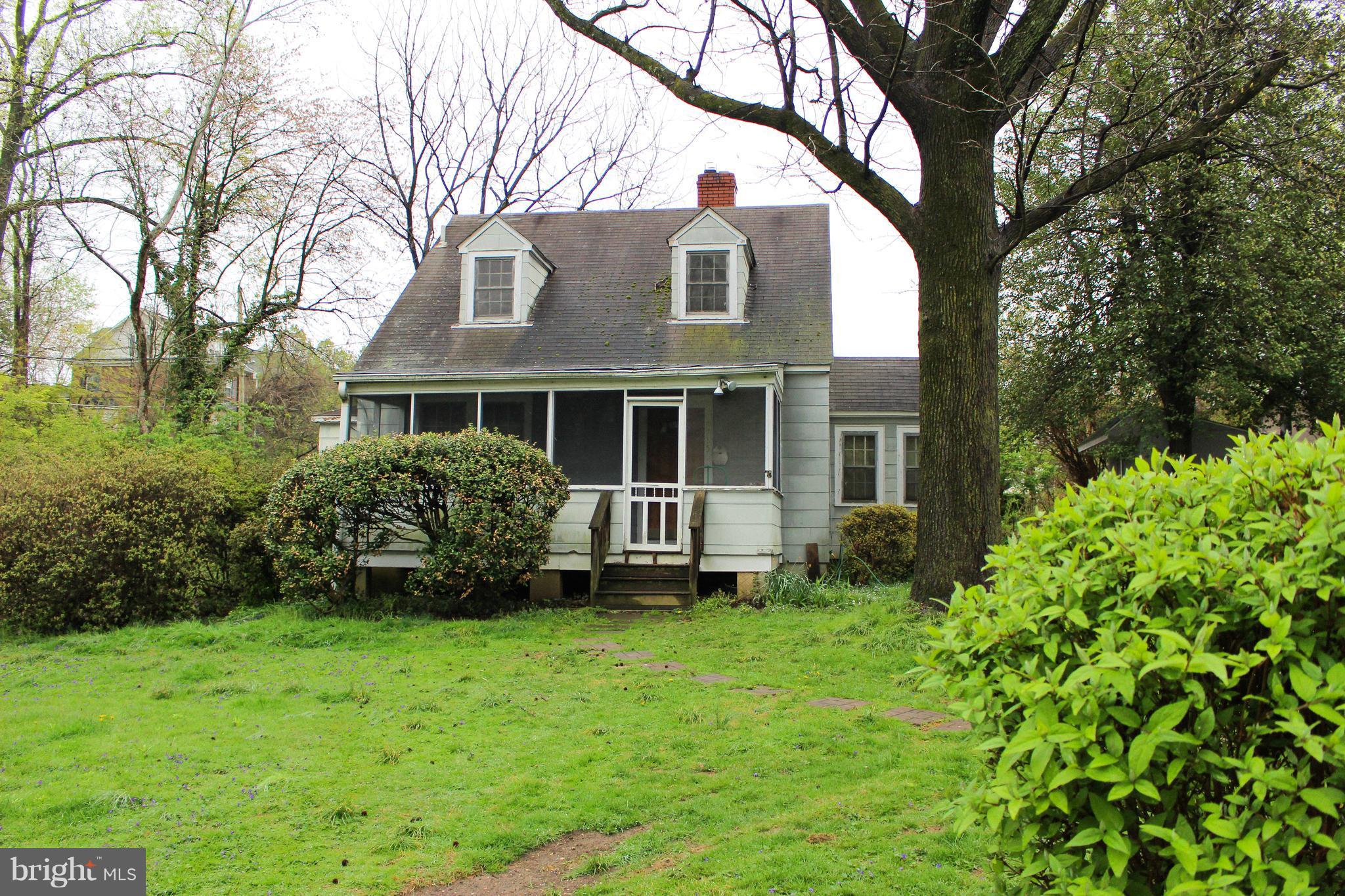 NEW TO MARKET! FOREST GLEN CAPE COD. SELDOM AVAILABLE. NICE SPACE. NEEDS WORK. SOLD AS IS.WOOD FLOORS ON MAIN AND UPPER LEVEL. FULL UNFINISHED BASEMENT.