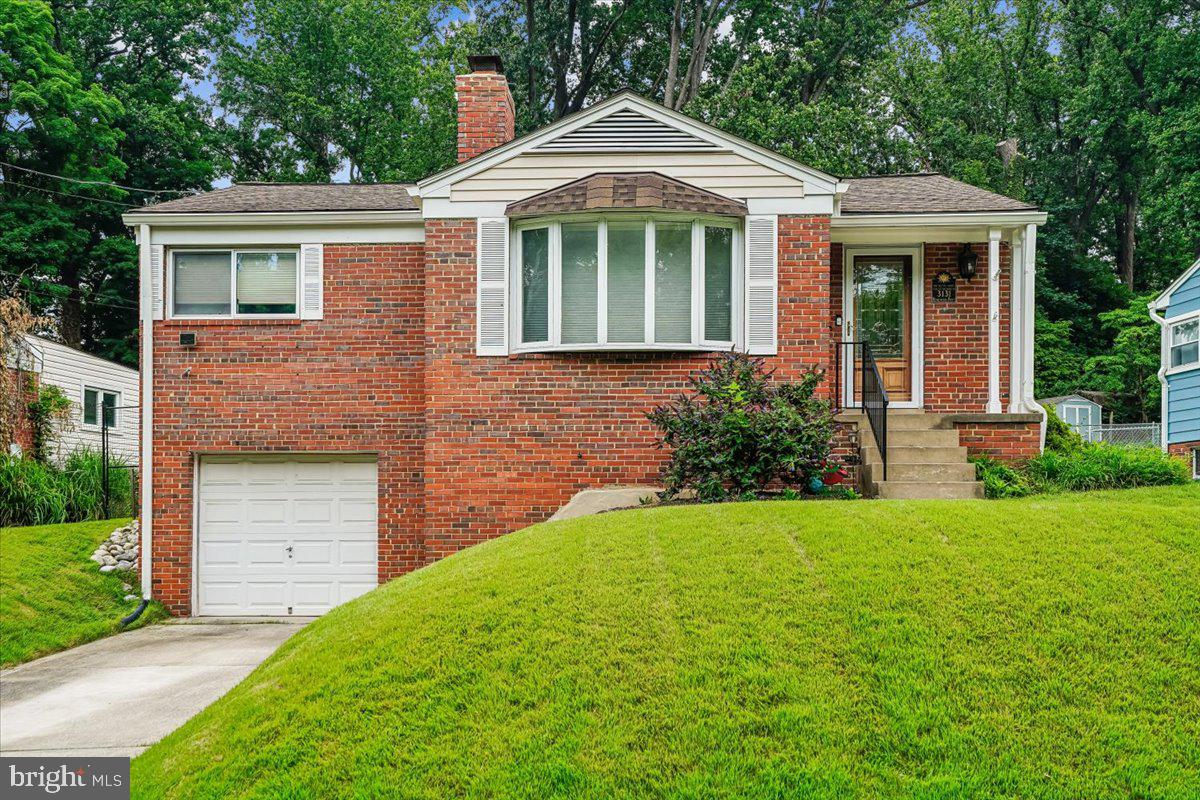 Absolutely the close to perfect home and neighborhood, with lots of love and tender loving care. Homewood
Parkway is located opposite green space filled with trees making this a rare setting. 

All showing will have to be by appointment.