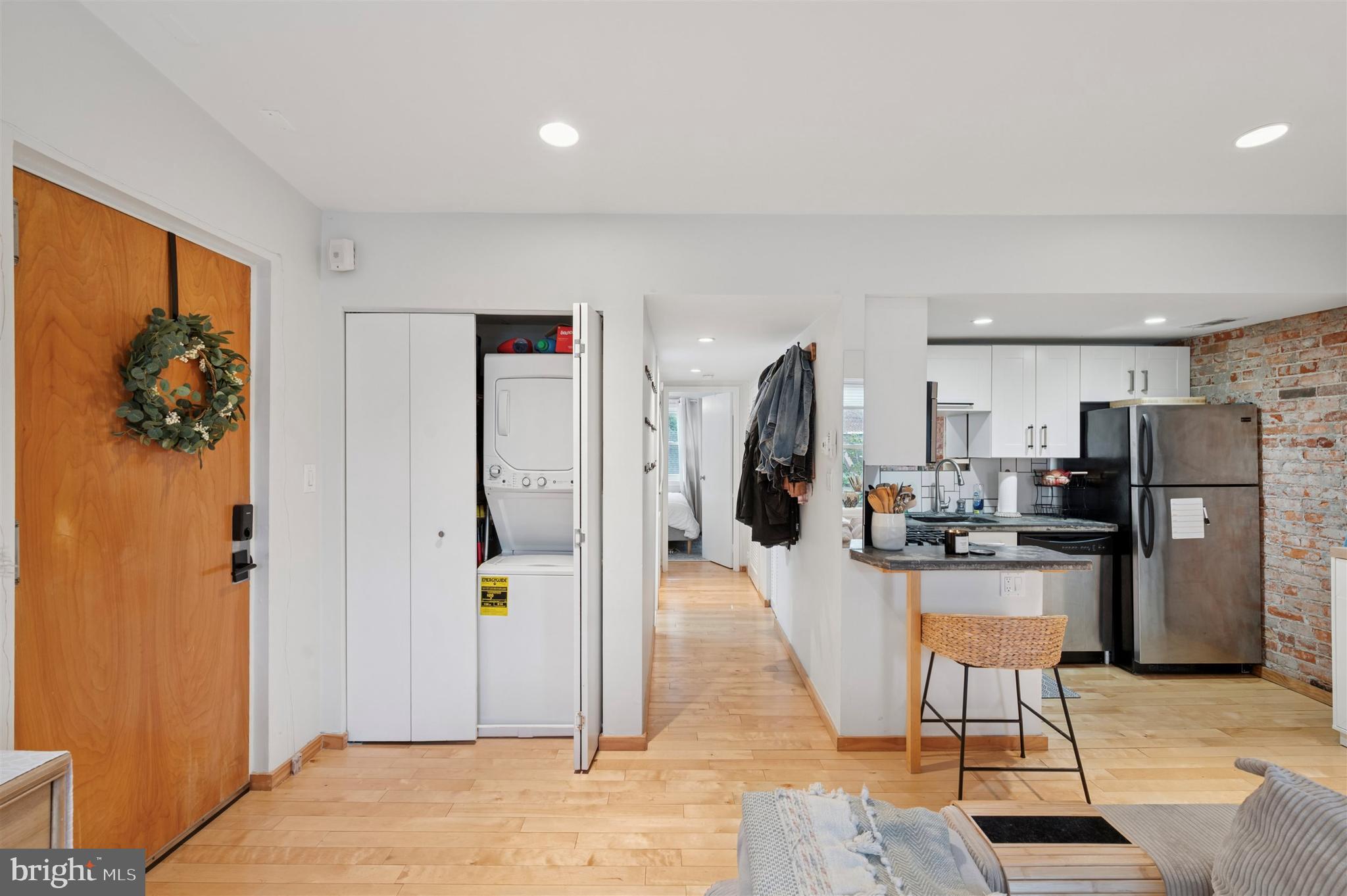 QUEEN VILLAGE - Residential