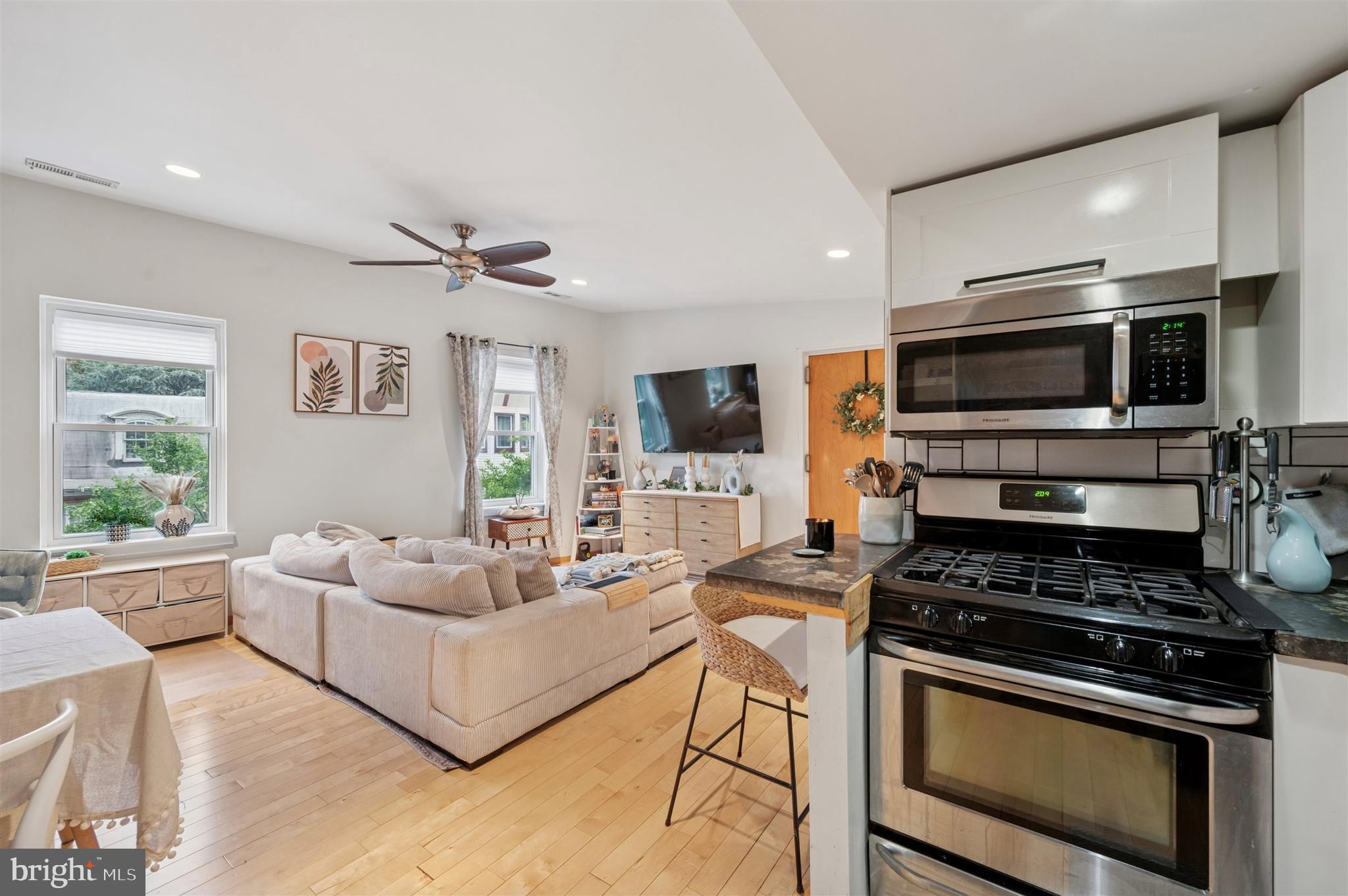 QUEEN VILLAGE - Residential