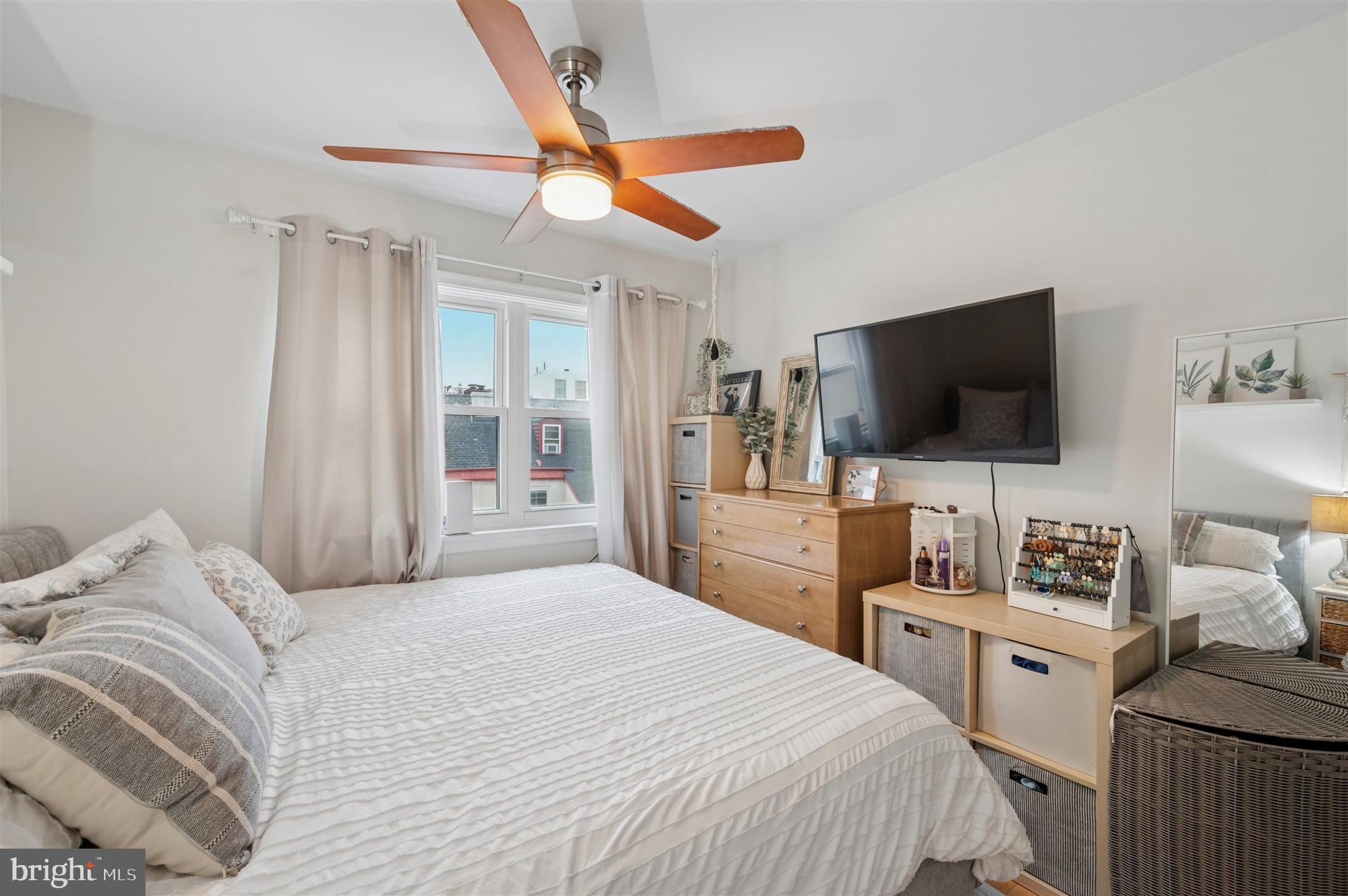 QUEEN VILLAGE - Residential