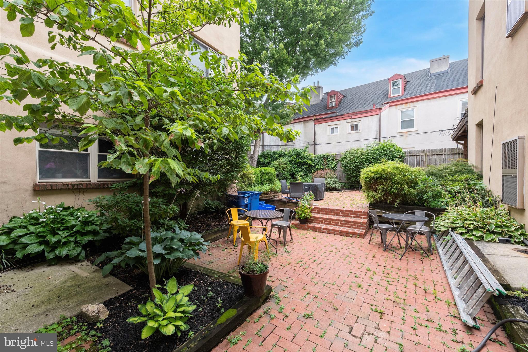 QUEEN VILLAGE - Residential