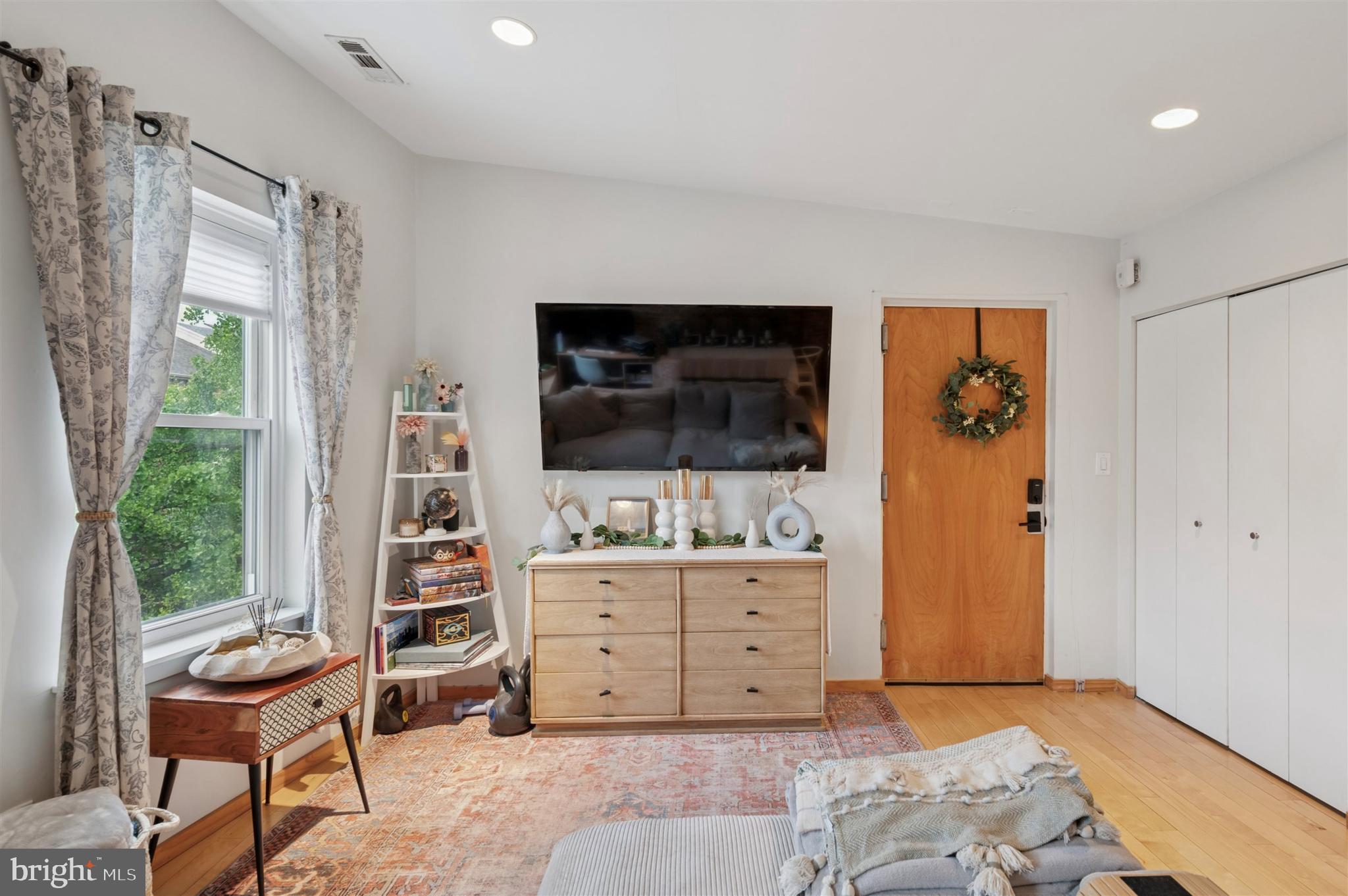 QUEEN VILLAGE - Residential
