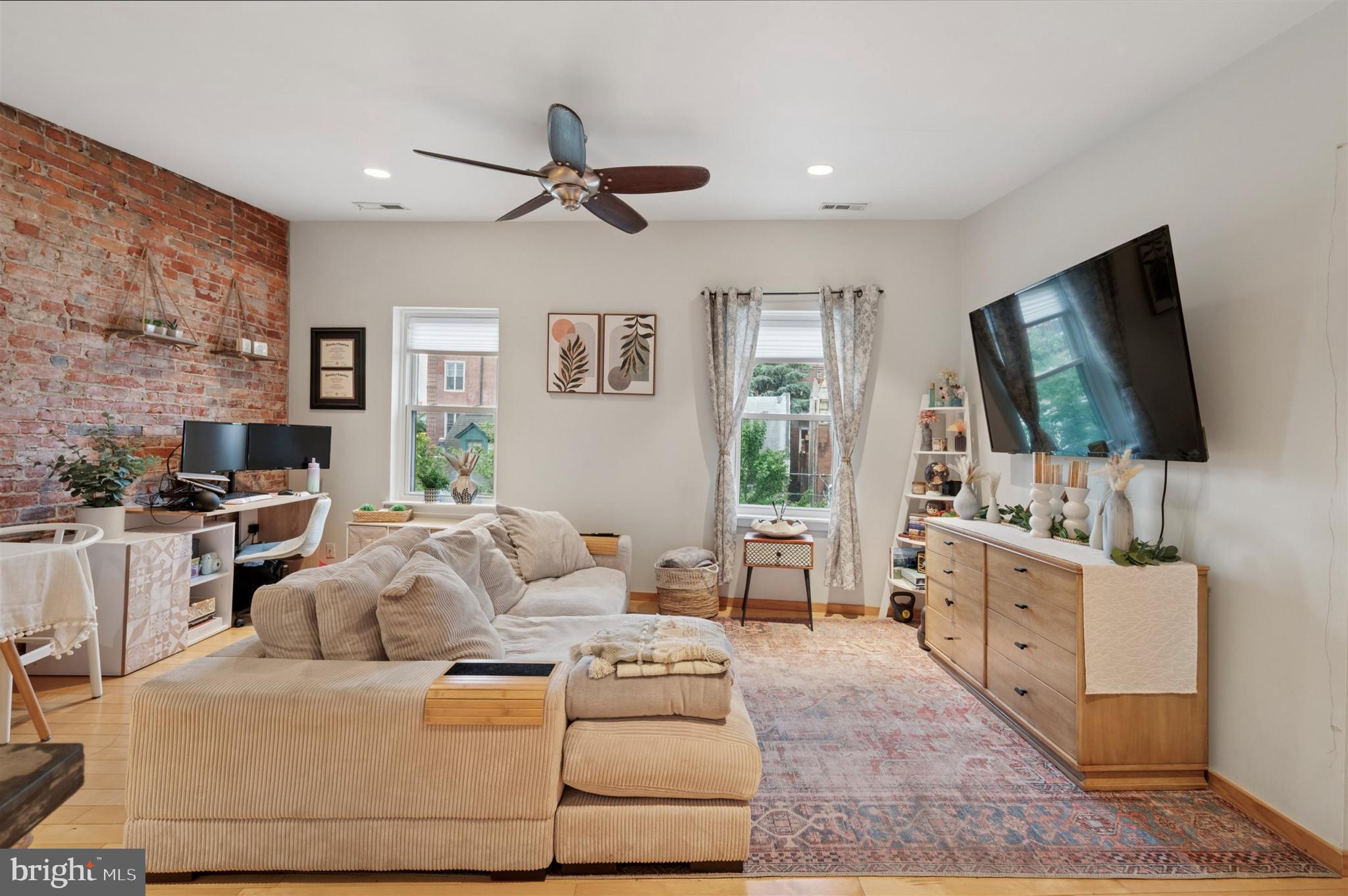 QUEEN VILLAGE - Residential