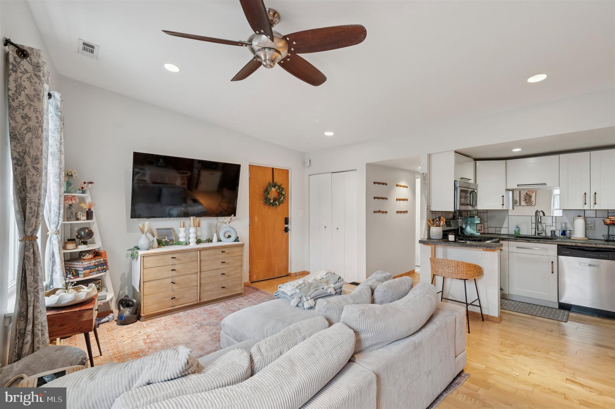 QUEEN VILLAGE - Residential
