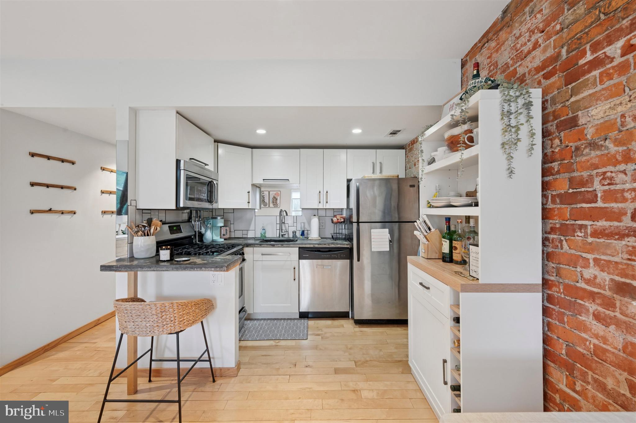 QUEEN VILLAGE - Residential