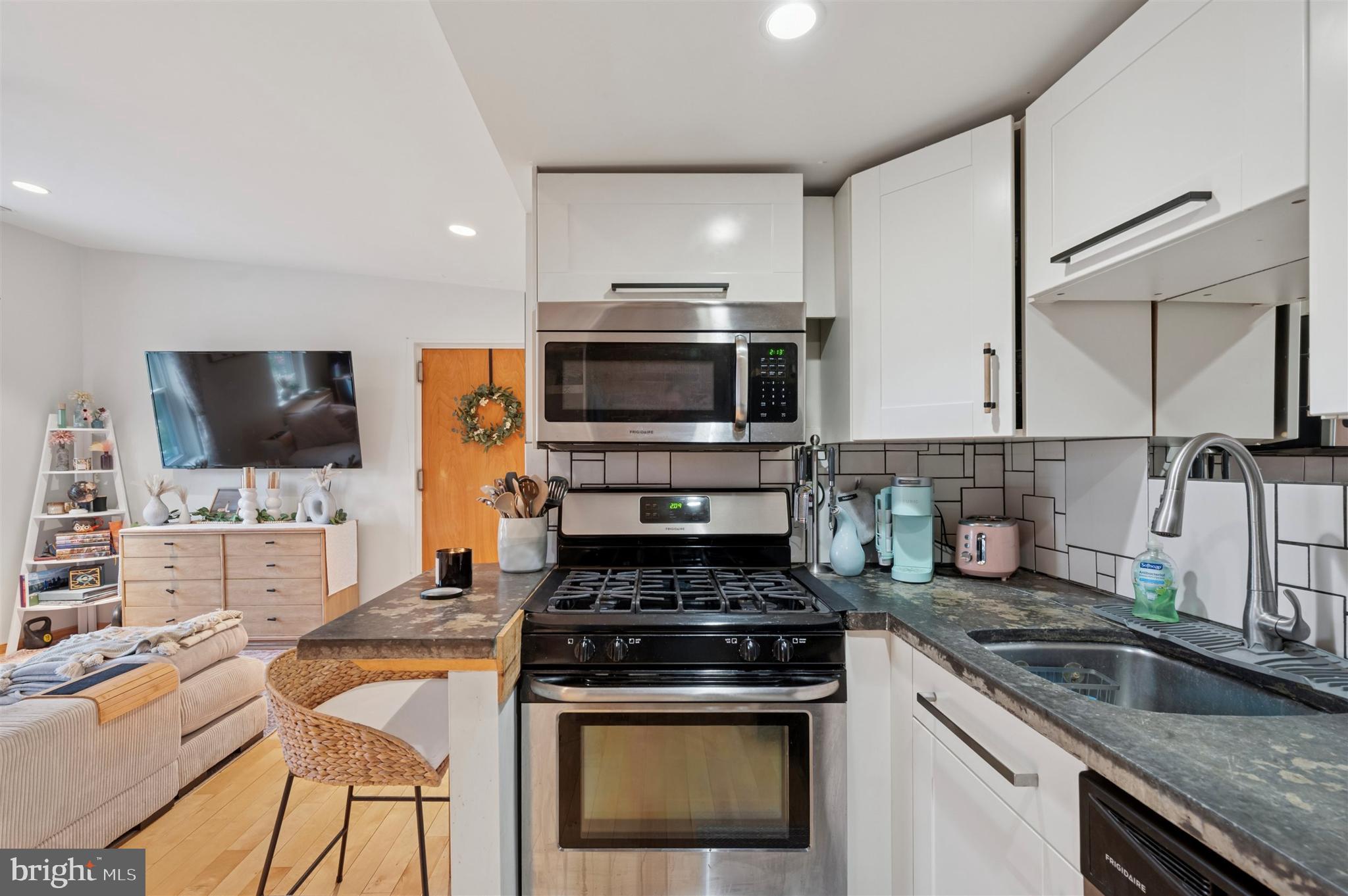 QUEEN VILLAGE - Residential