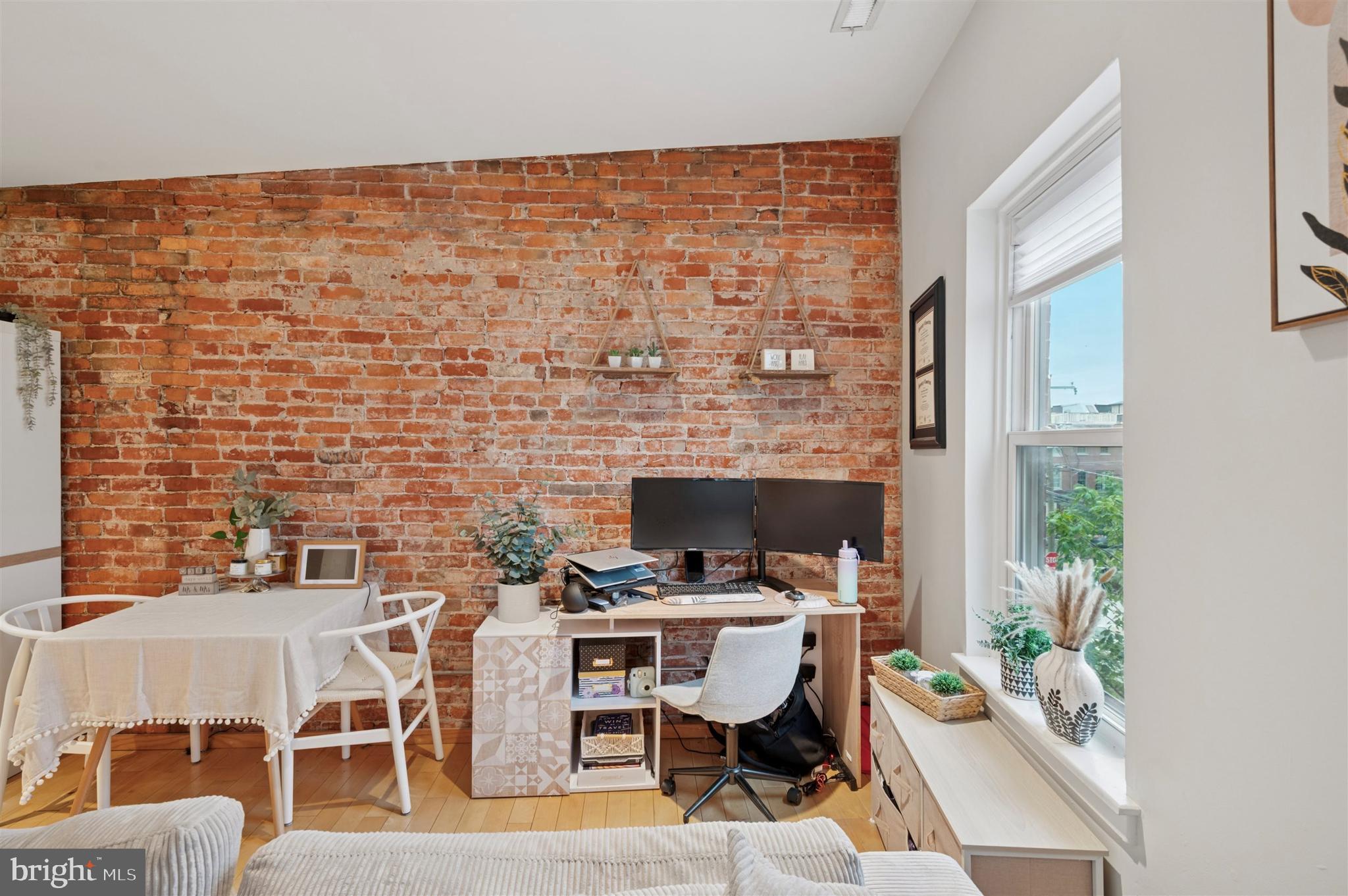 QUEEN VILLAGE - Residential
