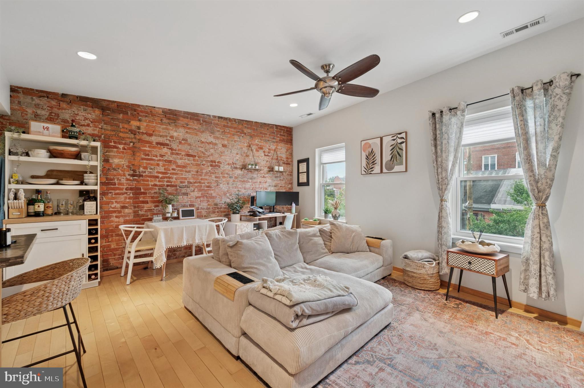QUEEN VILLAGE - Residential