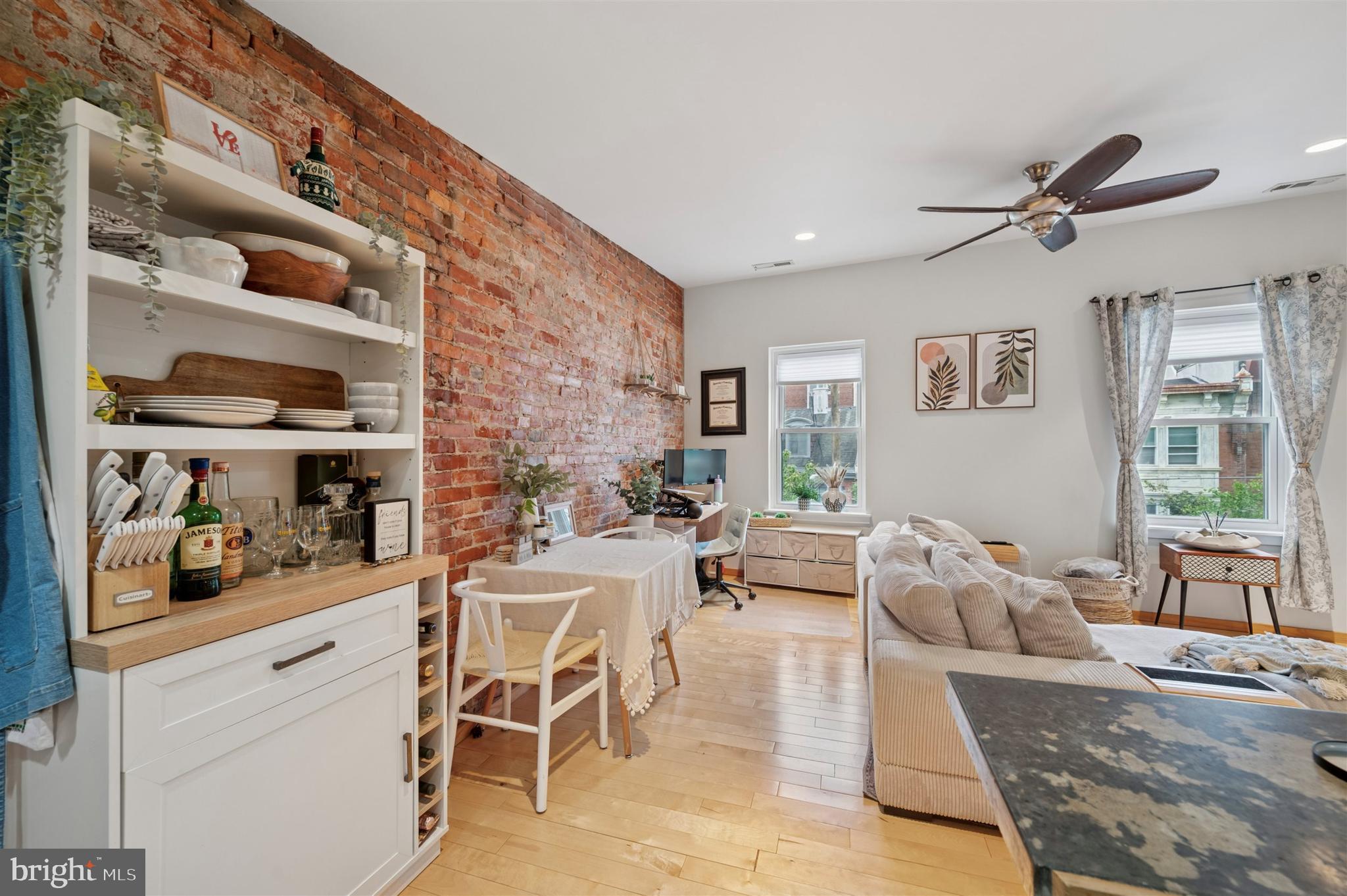 QUEEN VILLAGE - Residential