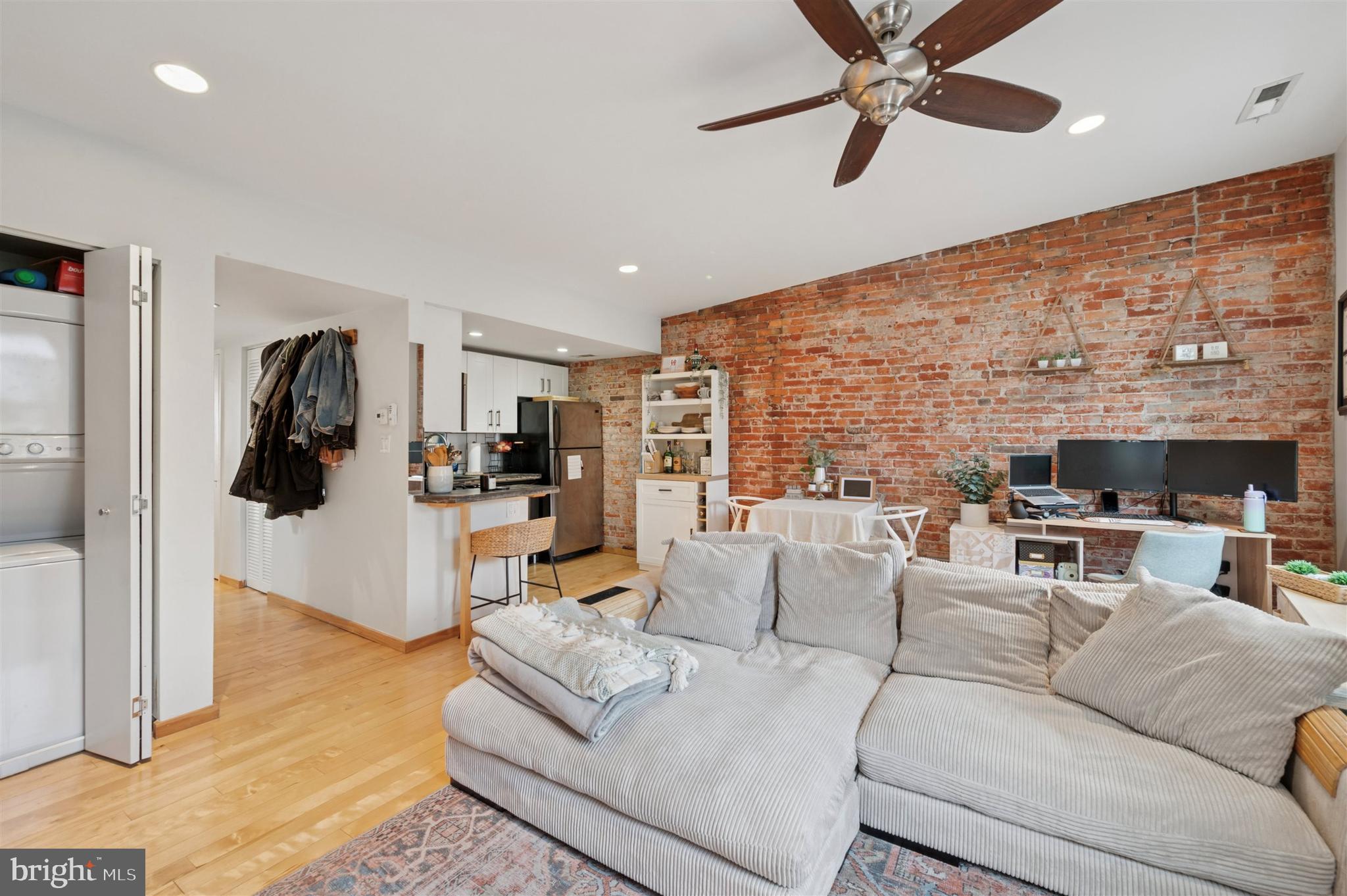 QUEEN VILLAGE - Residential