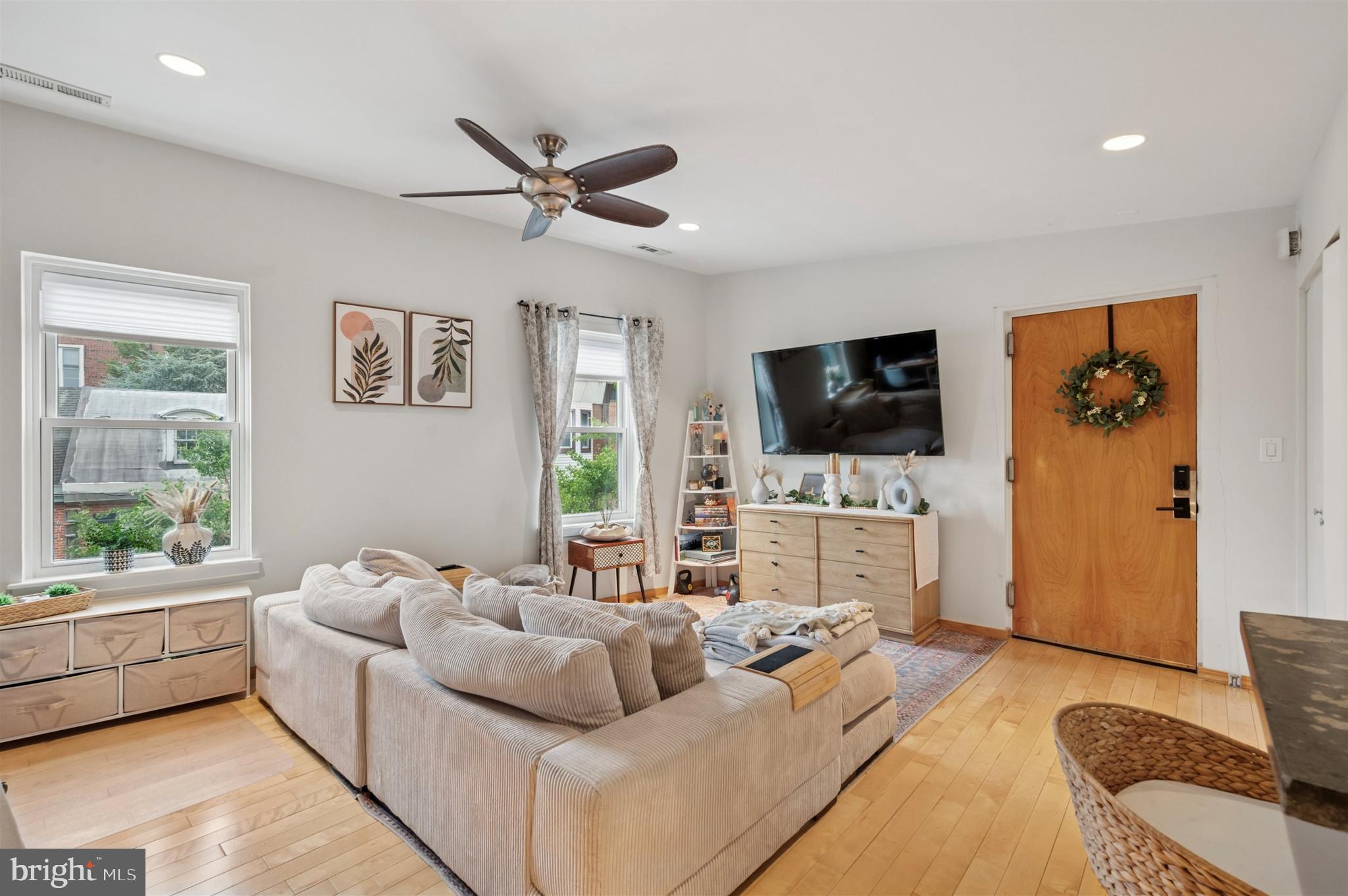 QUEEN VILLAGE - Residential