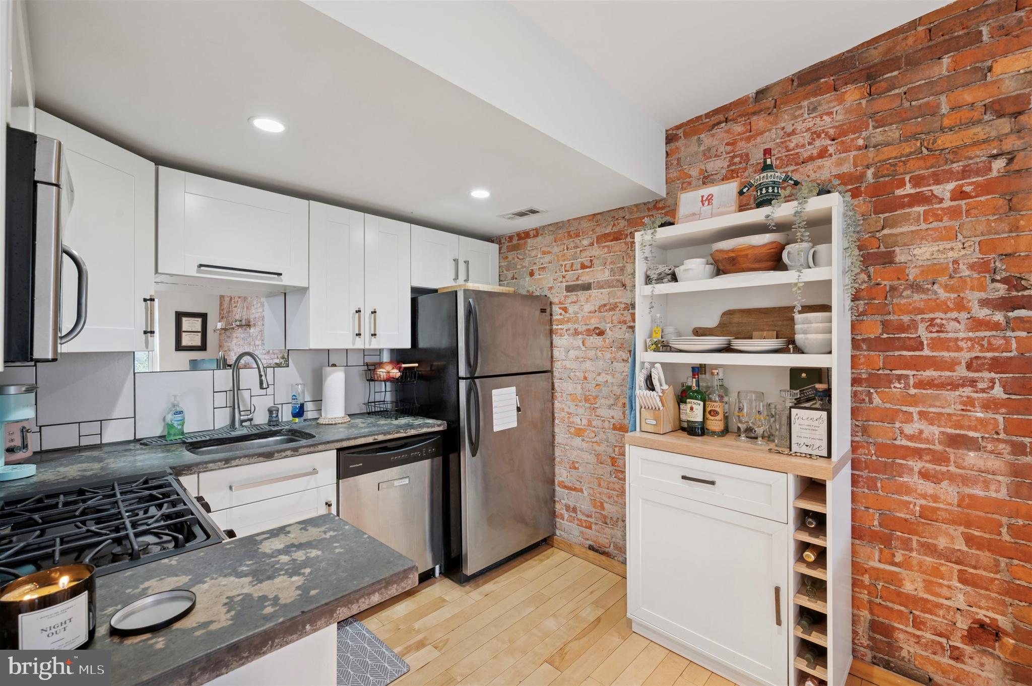 QUEEN VILLAGE - Residential