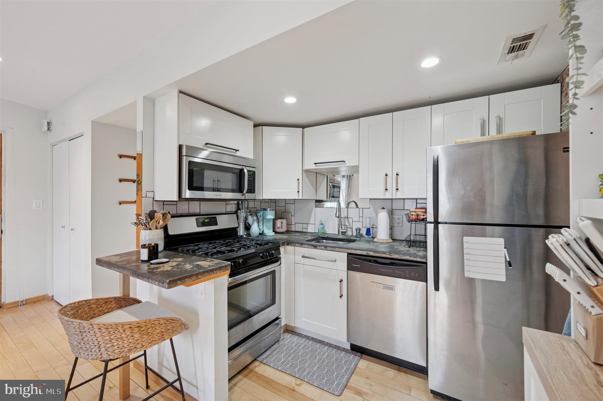 QUEEN VILLAGE - Residential